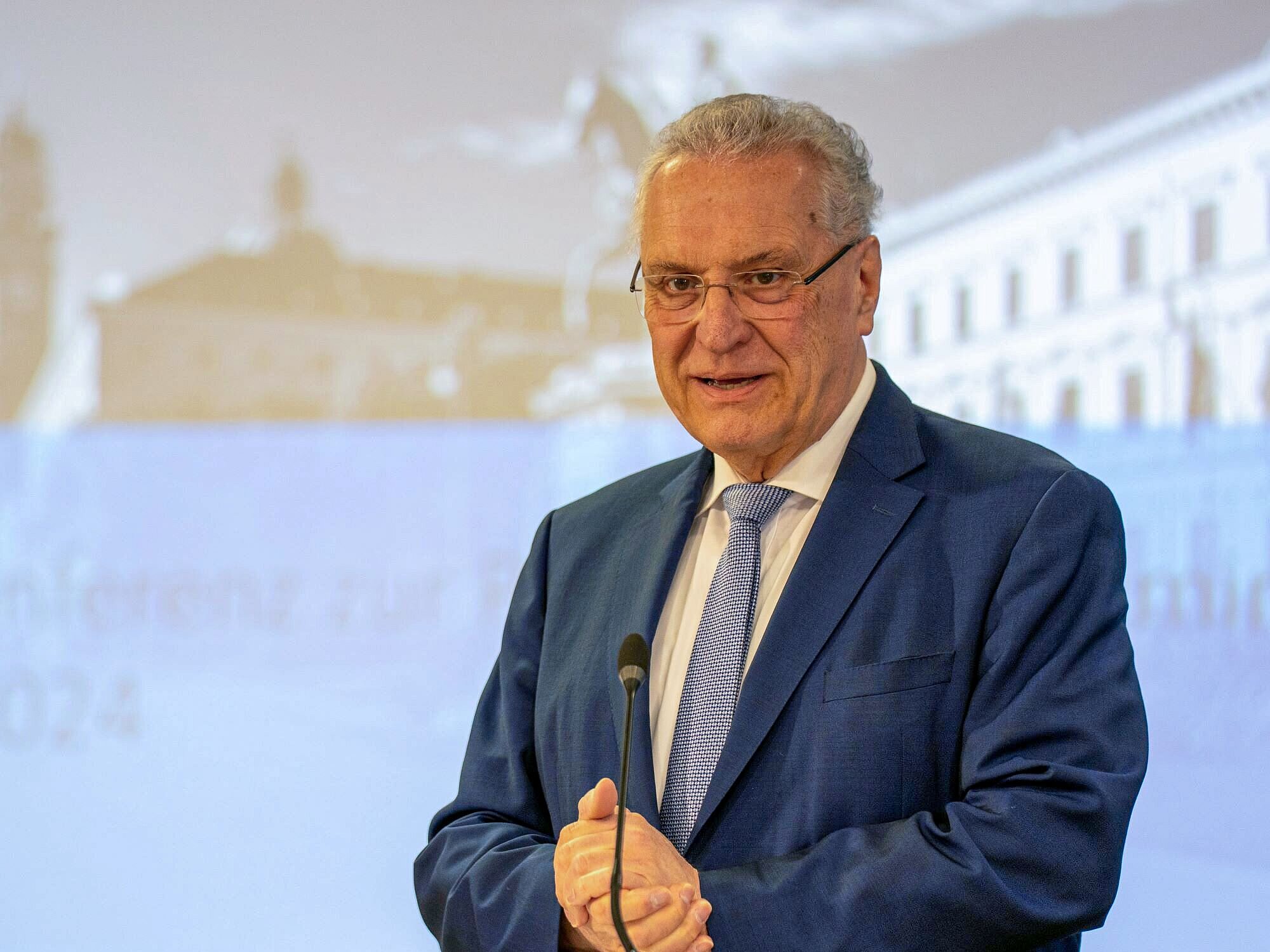 Auf dem Bild ist Innenminister Joachim Herrmann während der Pressekonferenz zur Vorstellung der Polizeilichen Kriminalstatistik 2024 zu sehen.