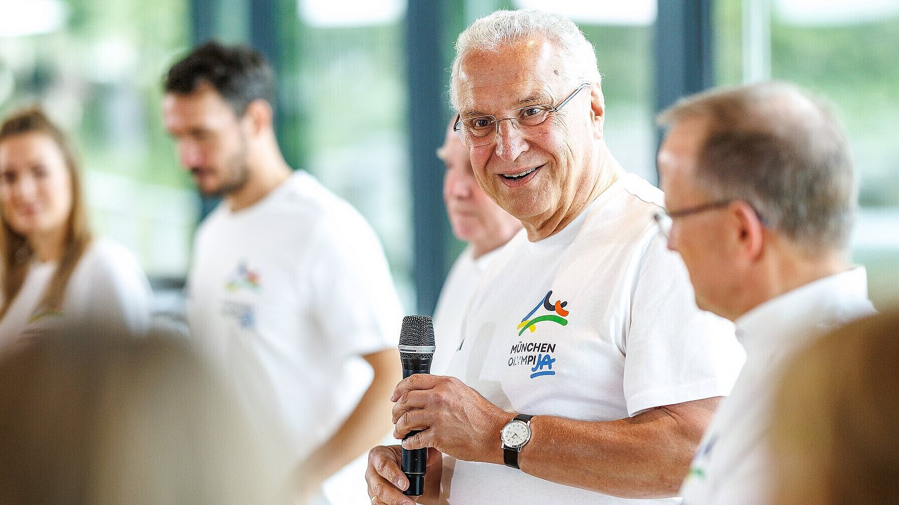 Auf dem Bild ist Innenminister Herrmann bei seiner Rede während der Olympia-PK zu sehen.