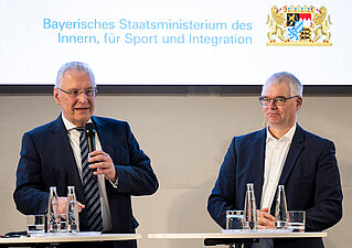 Staatsminister Joachim Herrmann mit Dr. Holfelder Google Tischgespräch Podium