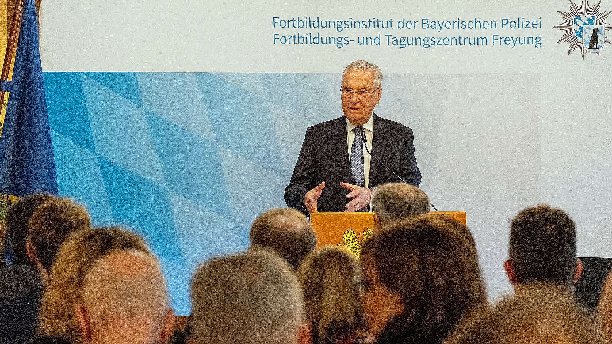 Herrmann am Rednerpult vor Publikum