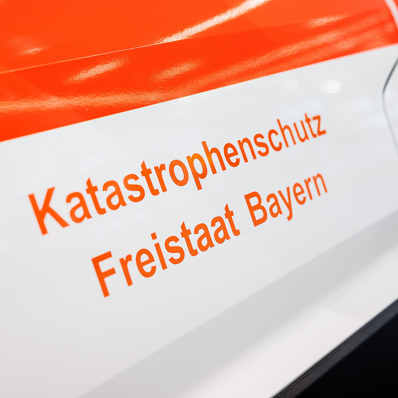 Autotür mit dem Schriftzug Katastrophenschutz Freistaat Bayern