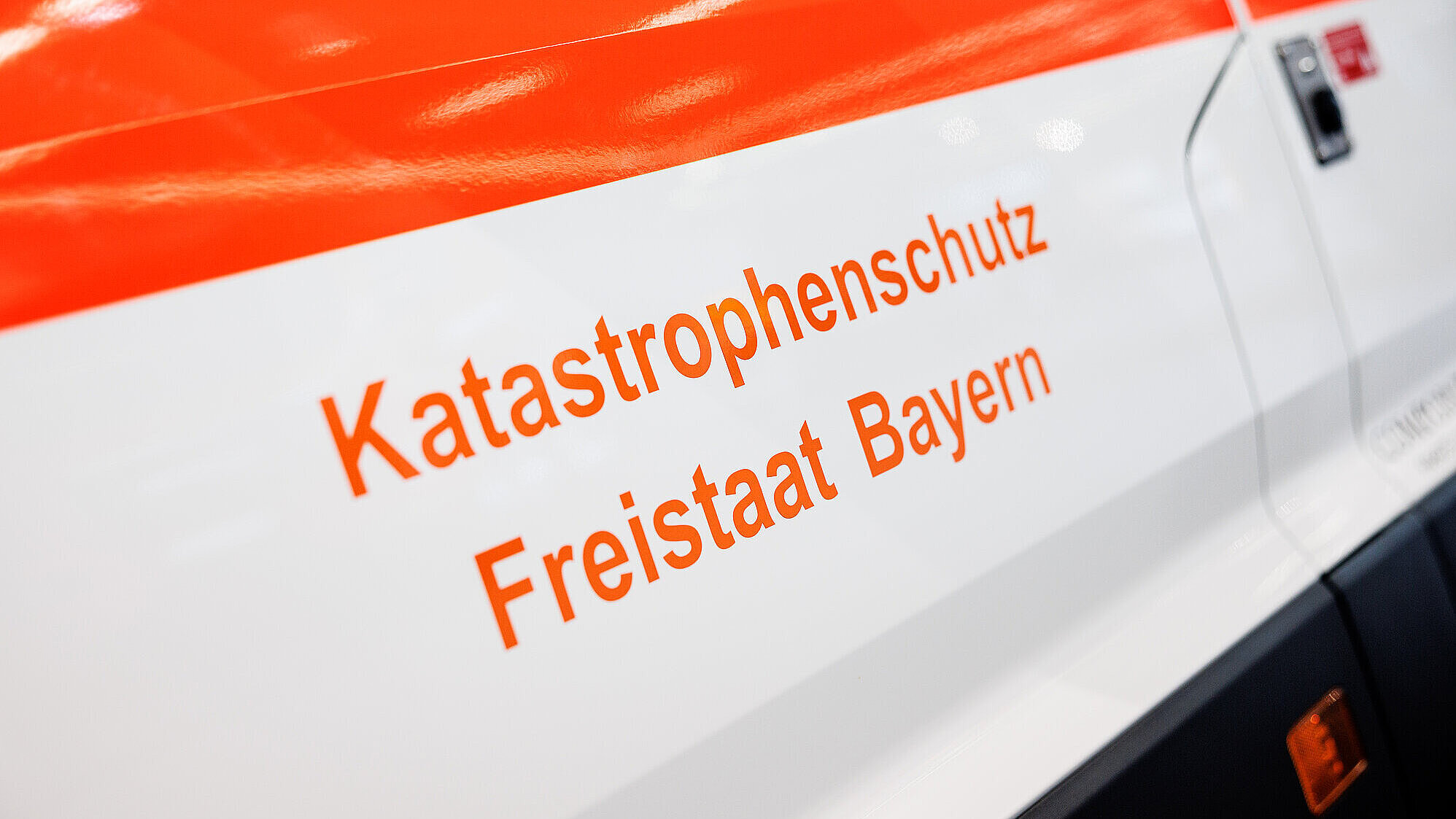 Autotür mit dem Schriftzug Katastrophenschutz Freistaat Bayern