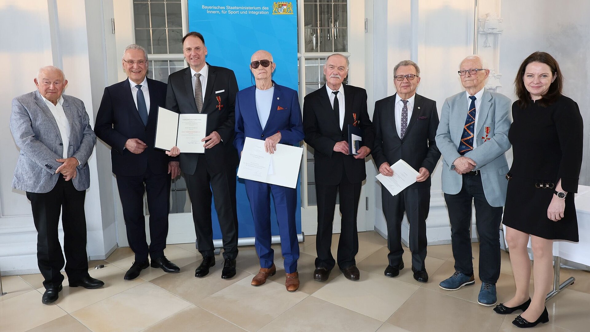 Gruppenbild mit Innenminister Joachim Herrmann und Geehrten