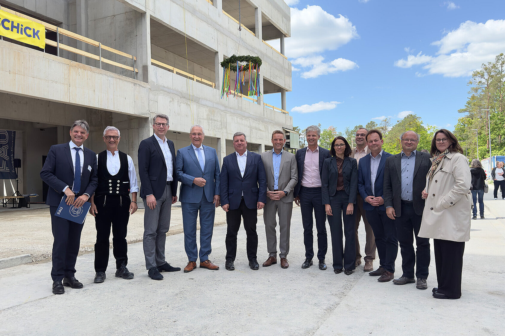 Joachim Herrmann, (5.v.l.) Bayerns Bauminister Christian Bernreiter, beim Richtfest für Technische Chemie an der FAU Erlangen-Nürnberg Von rechts nach links: Birgit Riesner, Regierung von Mittelfranken, Prof. Dr. Peter Wasserscheid, FAU, Prof. Dr. Matthias Thommes, FAU Prof. Dr. Martin Hartmann, FAU Tamara Ochsenkühn, StBA Erlangen-Nürnberg, Jan Knippel, Leiter StBA Erlangen-Nürnberg Jörg Volleth, 2. Bürgermeister Erlangen, Edgar Endres, Firma Schick, Prof. Joachim Hornegger, Präsident FAU 