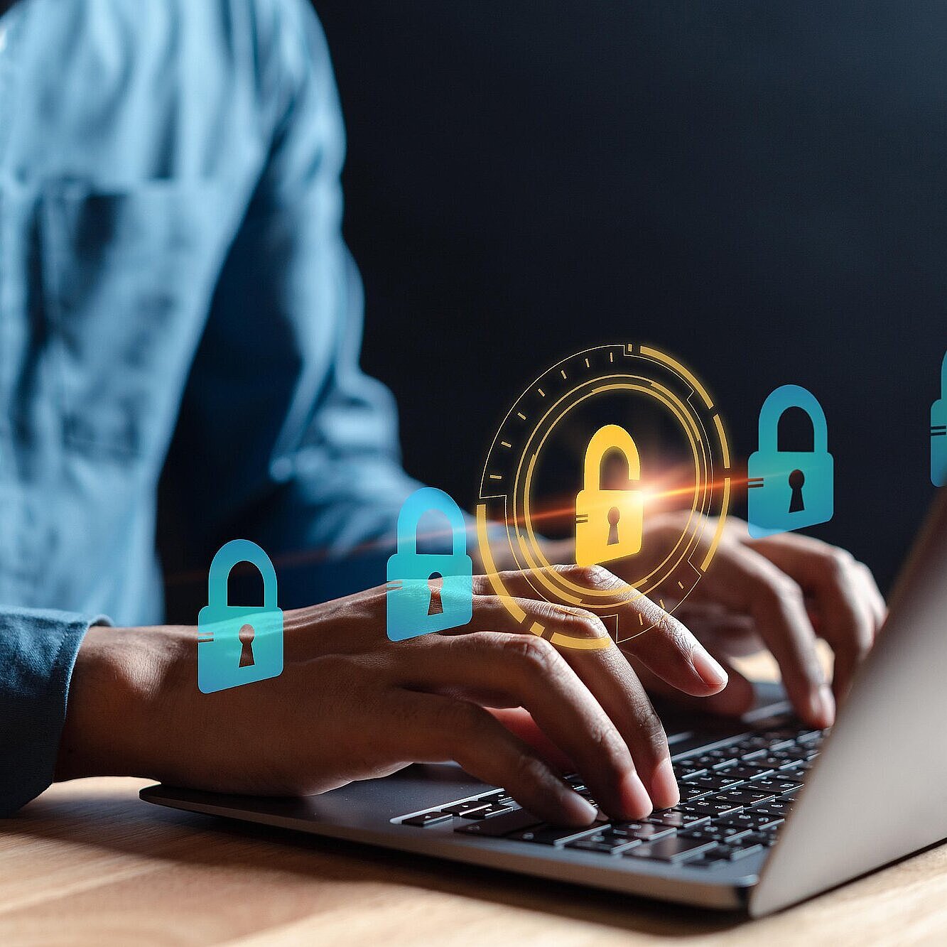 Dunkler Hintergrund, Person tippt am Laptop, grafische Symbole von Vorhängeschlössern in mehreren Farben