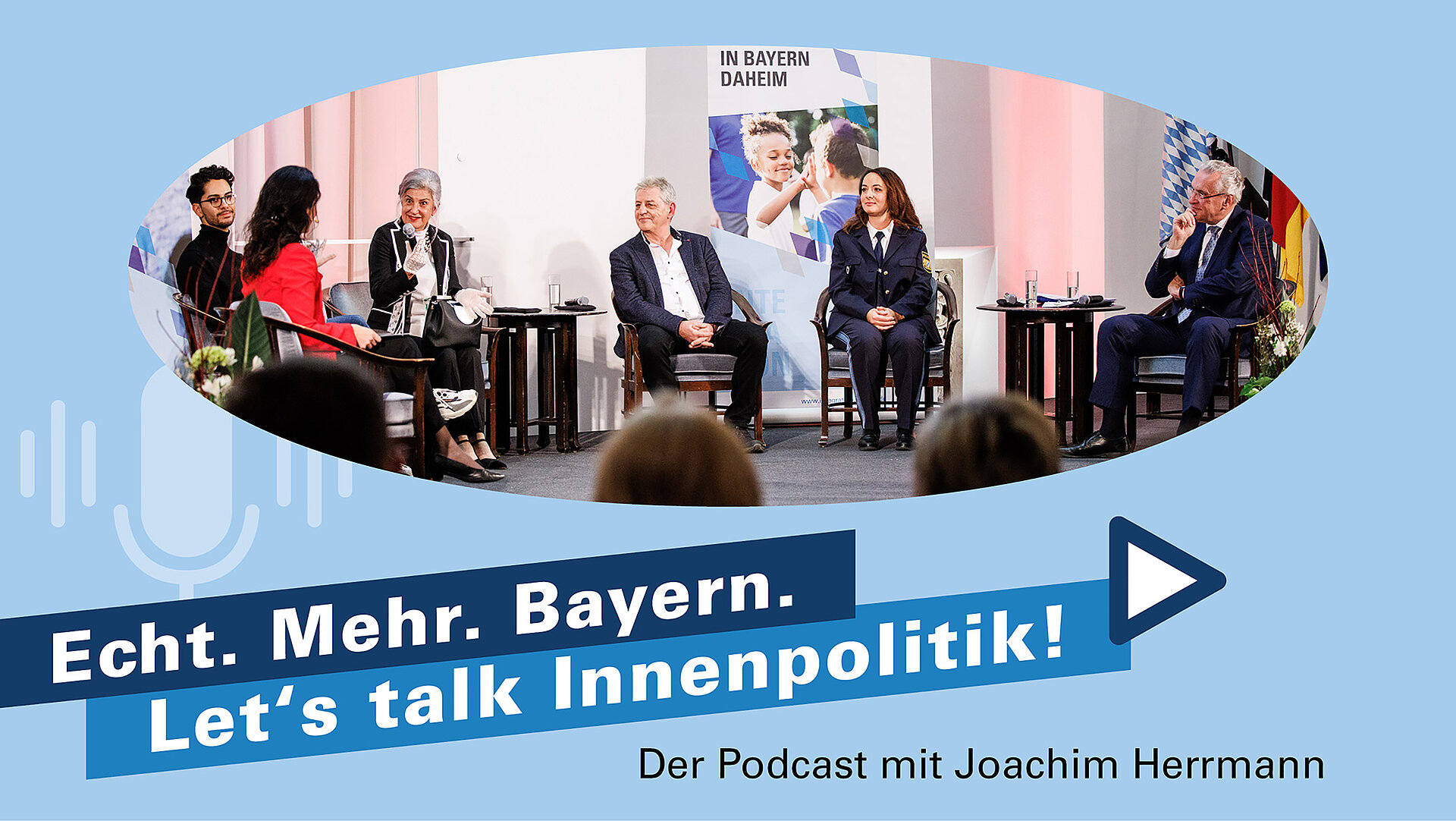 Im Halbkreis sitzen die Gesprächsteilnehmer, Innenminister Joachim Herrmann mit fünf weiteren Gesprächspartnern.