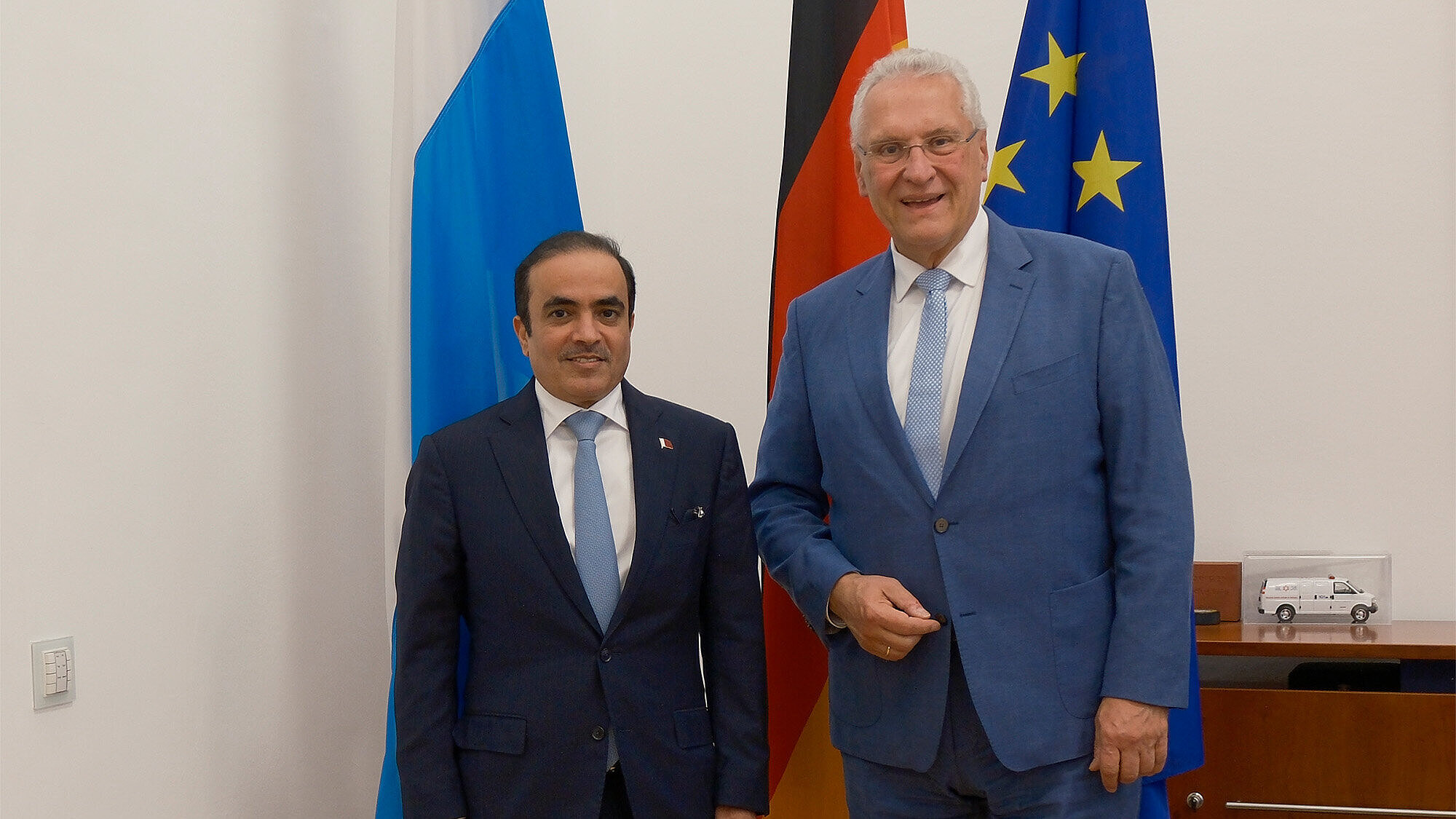 auf dem Bild links Generalkonsul Katar, Hr. Radi bin Sowayed Alajami, links Innenminister Joachim Herrmann vor einem Fahnenset
