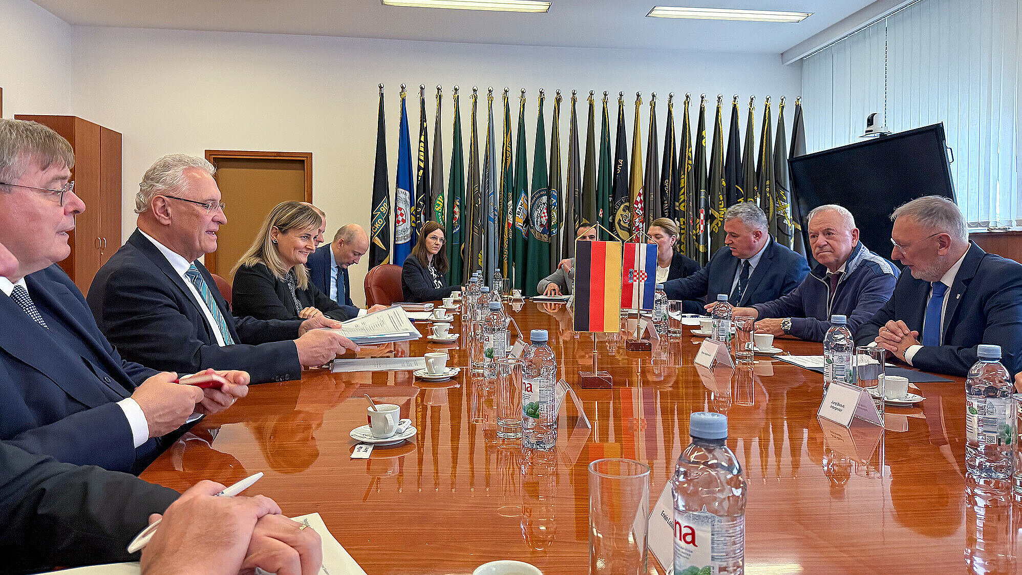 Gespräch im kroatischen Innenministerium großer runder Tisch mit allen Gesprächsteilnehmern.