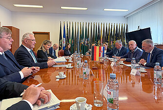 Gespräch im kroatischen Innenministerium großer runder Tisch mit allen Gesprächsteilnehmern.