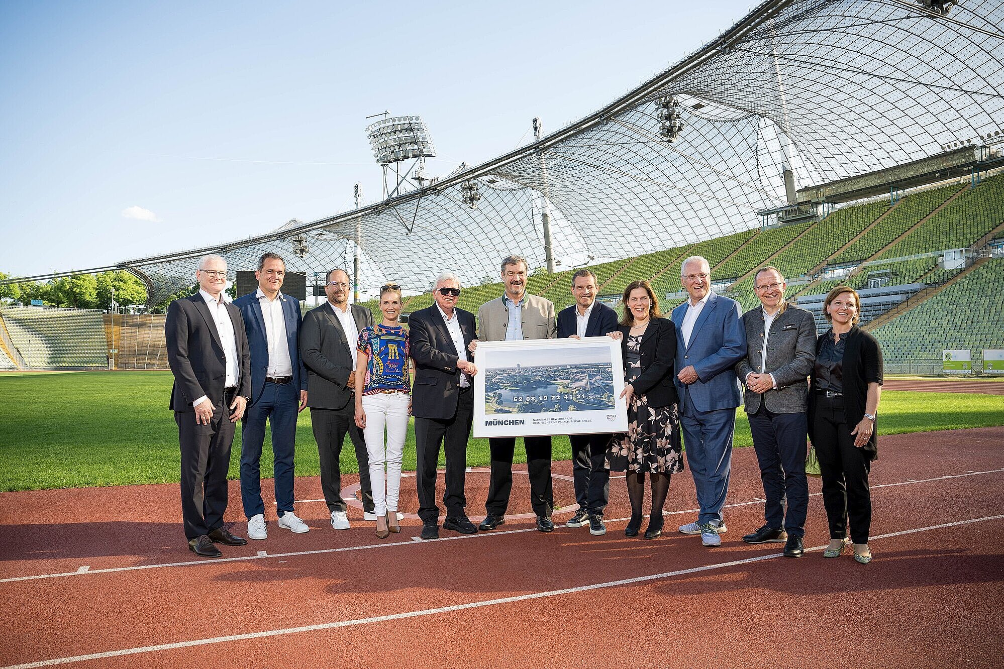 Gruppenfoto im Olympiastadion: l-r: Thomas Arnold, DOSB Finanzvorstand Jens-Peter Nettekoven, DOSB-Vizepräsident Stephan Brause, Leiter der Stabssteller Oly-Bewerbung beim DOSB Jessica v. Bredow-Werndl, Dressurreiterin Volker Bouffier, Vorstand mit besonderen Aufgaben im DOSB Dr. Markus Söder, Ministerpräsident Michael Mronz, IOC-Mitglied und Mitglied im DOSB-Präsidium Verena Dietl, Bürgermeisterin  Joachim Herrmann, Sportminister  Jörg Ammon, BLSV-Präsident Katrin Grafarend Ressortleitung internationales DOSB