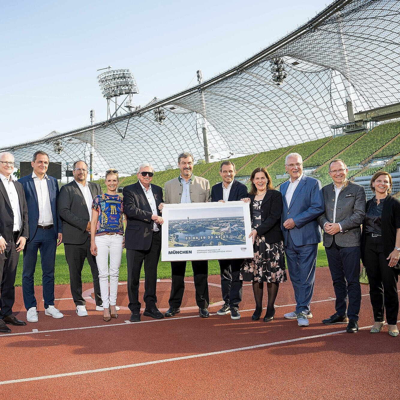 Gruppenfoto im Olympiastadion: l-r: Thomas Arnold, DOSB Finanzvorstand Jens-Peter Nettekoven, DOSB-Vizepräsident Stephan Brause, Leiter der Stabssteller Oly-Bewerbung beim DOSB Jessica v. Bredow-Werndl, Dressurreiterin Volker Bouffier, Vorstand mit besonderen Aufgaben im DOSB Dr. Markus Söder, Ministerpräsident Michael Mronz, IOC-Mitglied und Mitglied im DOSB-Präsidium Verena Dietl, Bürgermeisterin  Joachim Herrmann, Sportminister  Jörg Ammon, BLSV-Präsident Katrin Grafarend Ressortleitung internationales DOSB