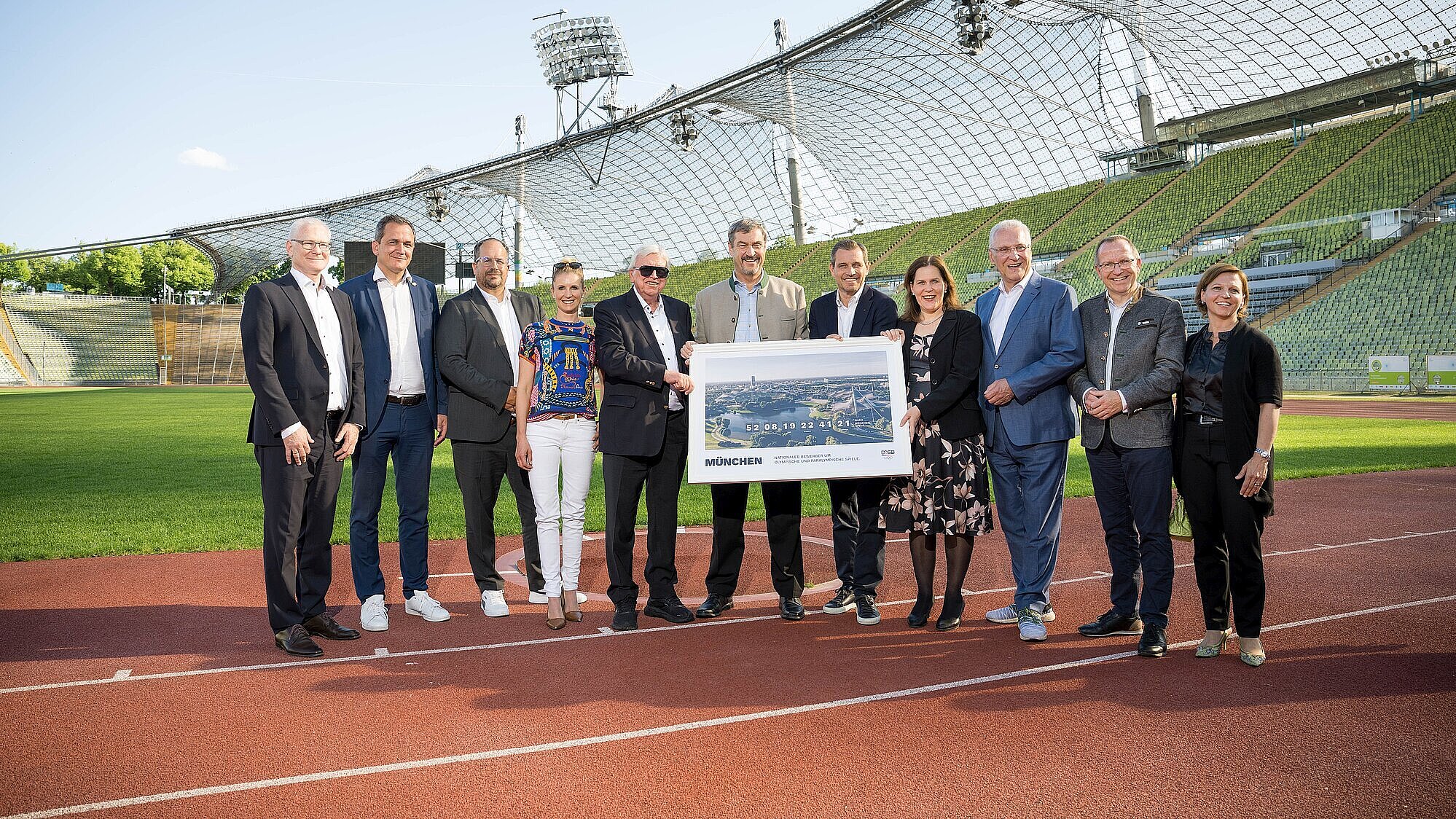 Gruppenfoto im Olympiastadion: l-r: Thomas Arnold, DOSB Finanzvorstand Jens-Peter Nettekoven, DOSB-Vizepräsident Stephan Brause, Leiter der Stabssteller Oly-Bewerbung beim DOSB Jessica v. Bredow-Werndl, Dressurreiterin Volker Bouffier, Vorstand mit besonderen Aufgaben im DOSB Dr. Markus Söder, Ministerpräsident Michael Mronz, IOC-Mitglied und Mitglied im DOSB-Präsidium Verena Dietl, Bürgermeisterin  Joachim Herrmann, Sportminister  Jörg Ammon, BLSV-Präsident Katrin Grafarend Ressortleitung internationales DOSB