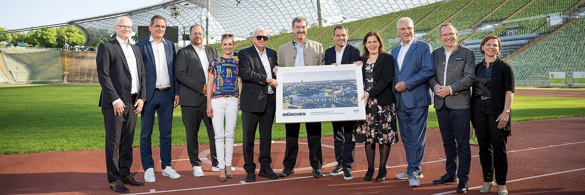 Gruppenfoto im Olympiastadion: l-r: Thomas Arnold, DOSB Finanzvorstand Jens-Peter Nettekoven, DOSB-Vizepräsident Stephan Brause, Leiter der Stabssteller Oly-Bewerbung beim DOSB Jessica v. Bredow-Werndl, Dressurreiterin Volker Bouffier, Vorstand mit besonderen Aufgaben im DOSB Dr. Markus Söder, Ministerpräsident Michael Mronz, IOC-Mitglied und Mitglied im DOSB-Präsidium Verena Dietl, Bürgermeisterin  Joachim Herrmann, Sportminister  Jörg Ammon, BLSV-Präsident Katrin Grafarend Ressortleitung internationales DOSB