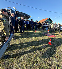 Besichtigung technischer Anlagen und Fahrzeuge der Grenzpolizeistation Cetingrad mit Innenminister Davor Bozinovic.