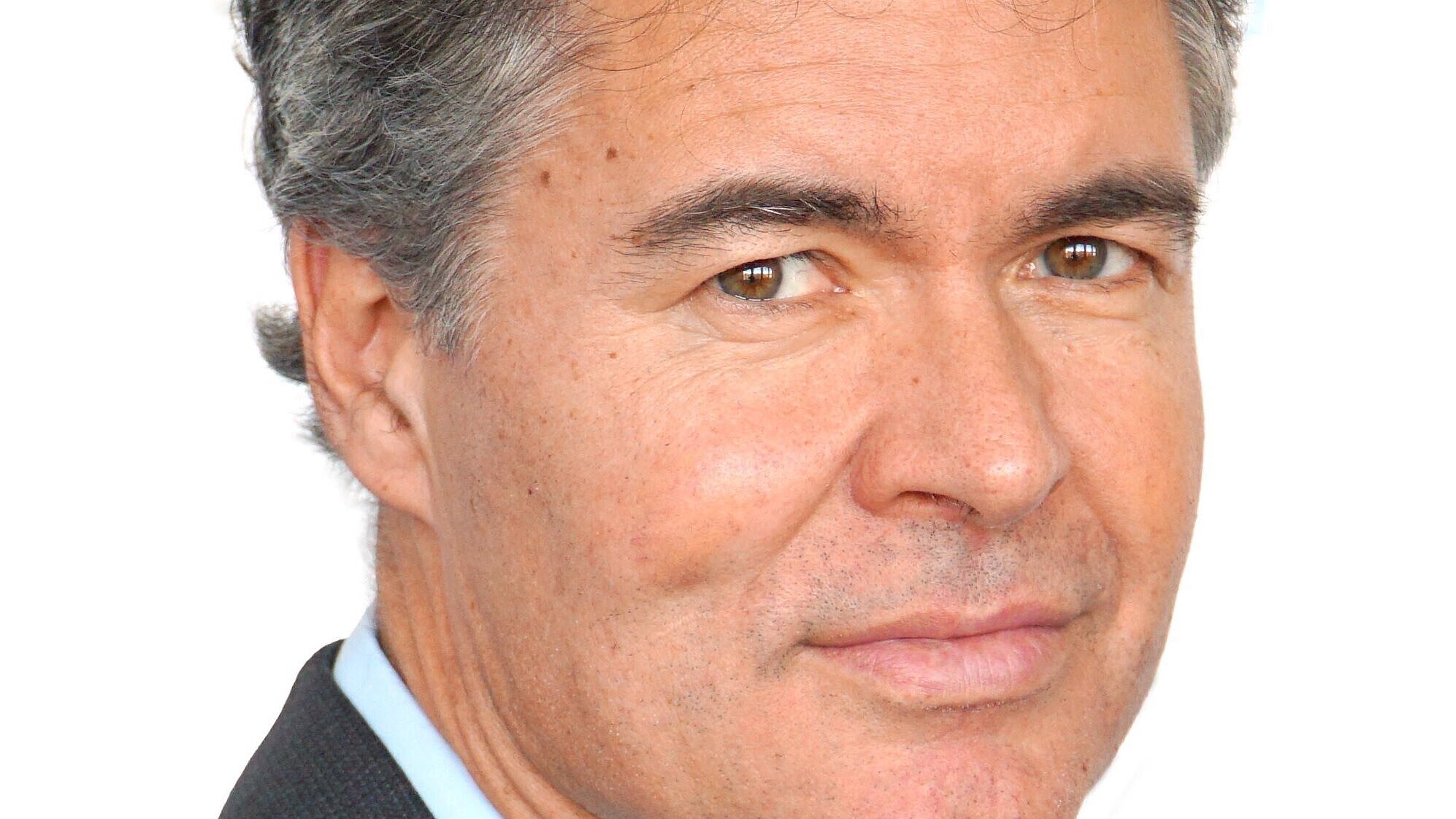 Auf dem Bild ist eine Porträtfoto des neuen Präsidenten des Landesamts für Verfassungsschutz, Manfred Hauser zu sehen, der in die Kamera blickt.