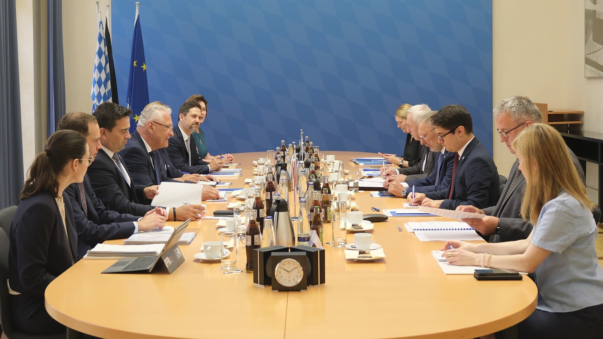 Zu sehen sind der bayerische Innenminister Joachim Herrmann mit seinen Mitarbeiterinnen und Mitarbeitern und der kroatische Innenminister Dr. Davor Bozinovic mit Mitarbeiterinnen und Mitarbeitern in einem Arbeitsgespräch