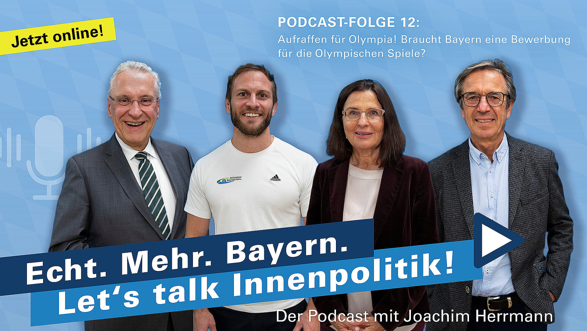 Vor einer blauen Pressewand stehen von links nach rechts: Innenminister Joachim Herrmann, Sebastian Seidl, Marion Schöne und Herbert John