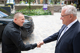 Innenminister Joachim Herrmann mit dem stellvertretenden Innenminister der Ukraine bei der Begrüßung