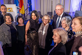Herrmann gemeinsam mit Frauen beim Posieren für Foto