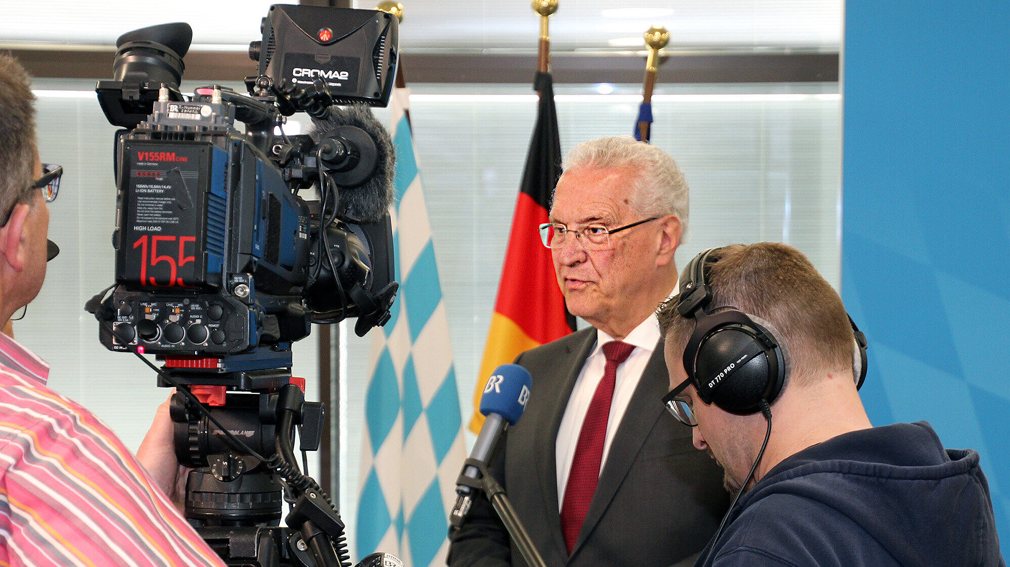 Innenminister Joachim Herrmann vor einer Kamera des Bayerischen Rundfunks 