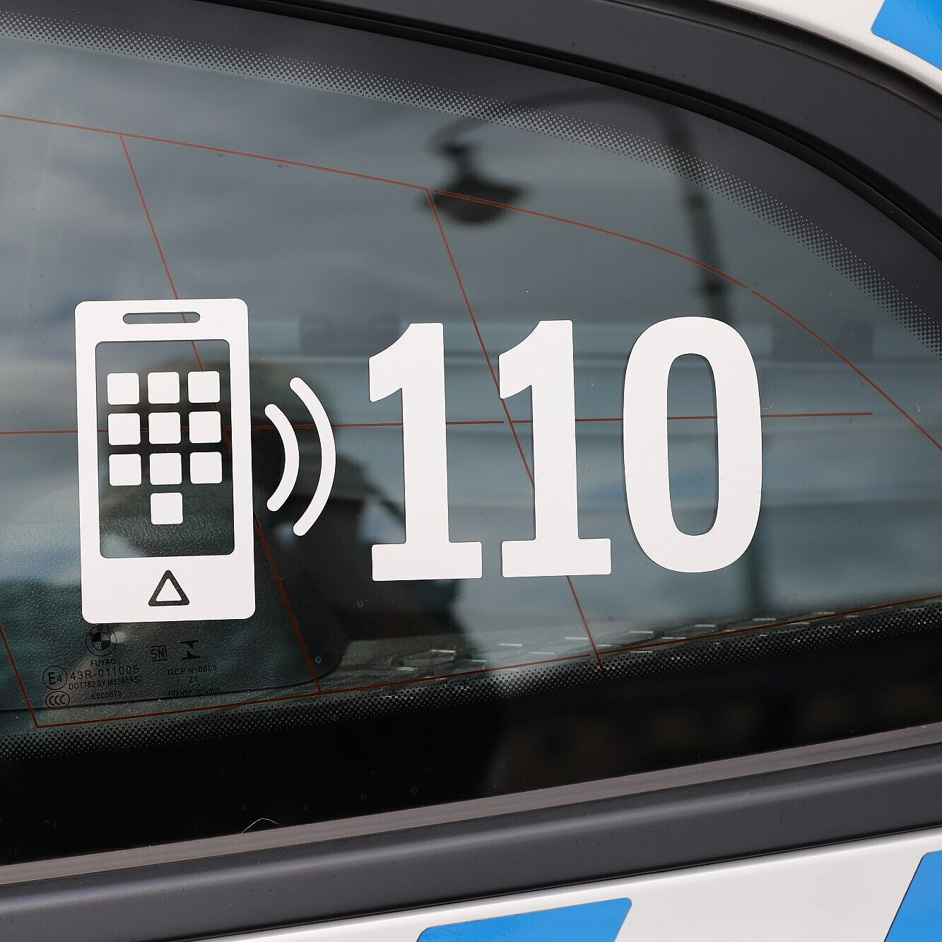 Notrufnummer 110 auf Polizeiauto