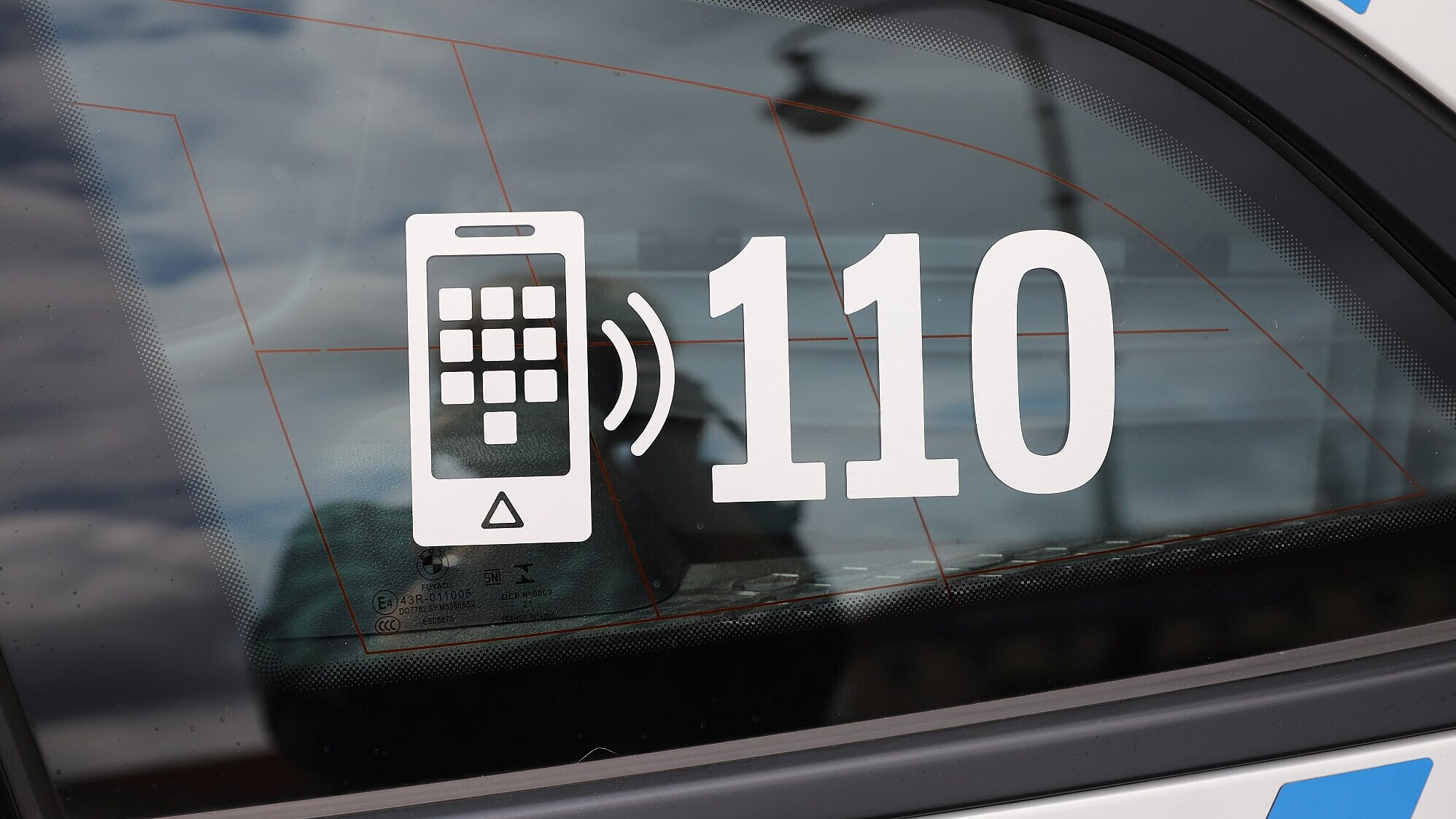 Notrufnummer 110 auf Polizeiauto