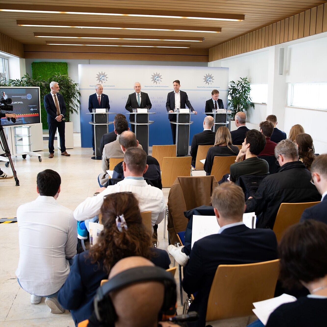 Bild von der Pressekonferenz mit Innenminister Herrmann und Justizminister Eisenreich