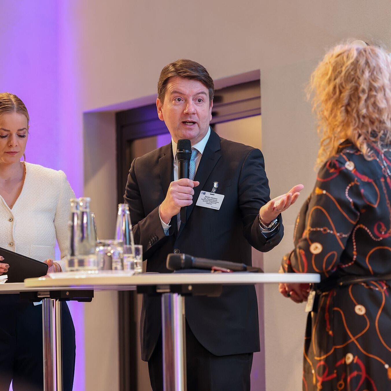 Auf dem Bild ist Innenstaatssekretär Sandro Kirchner bei der Diskussionsrunde anlässlich des Cybersecurity Day 2025 zu sehen.