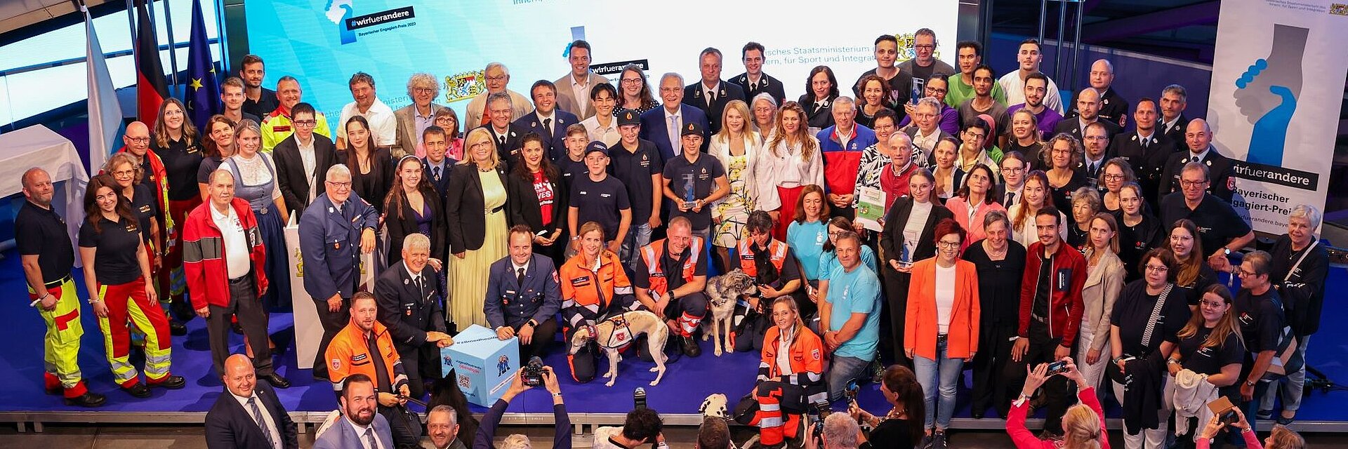 Ein Gruppenbild von allen Preisträgerinnen und Preisträgern, Laudatorinnen und Laudatoren sowie Ehrengästen beim Engagiert-Preis 2024