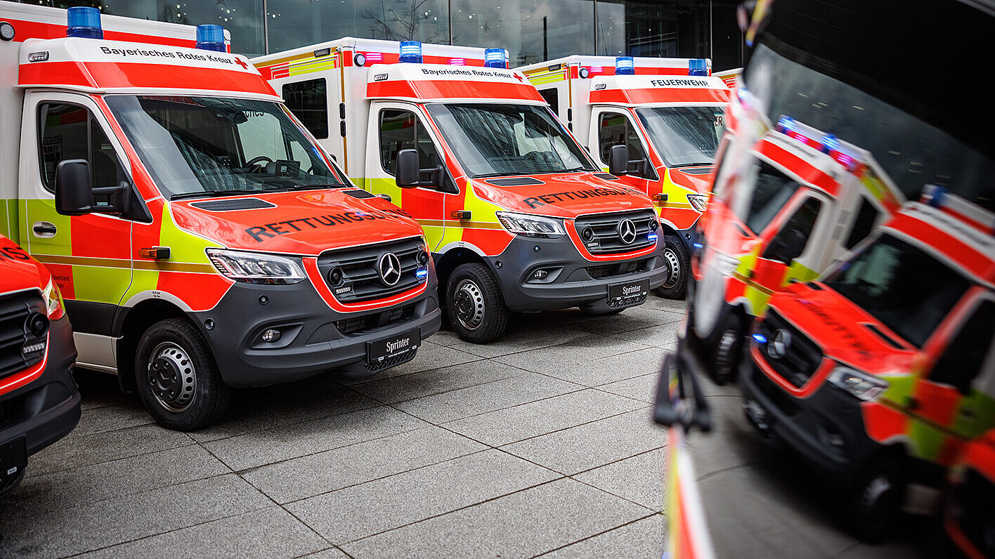 Mehrere Rettungswägen des Bayerischen Roten Kreuzes