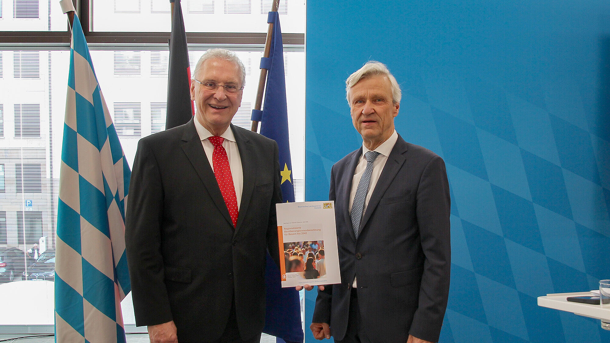 Herrmann und Dr. Gößl mit Broschüre