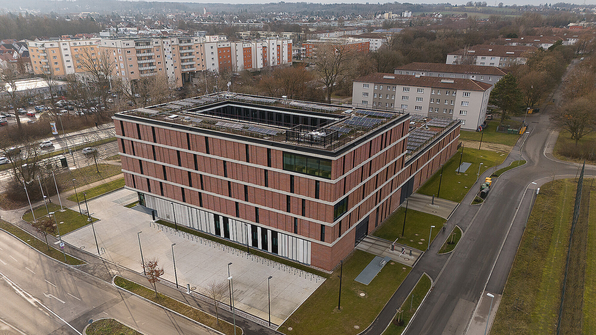 Neues Dienstgebäude PI Augsburg West von oben und weit weg abgebildet