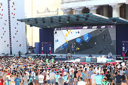 Bild vom Publikum vor der Bühne mit aufgebautem Kletterparkour bei den European Championships