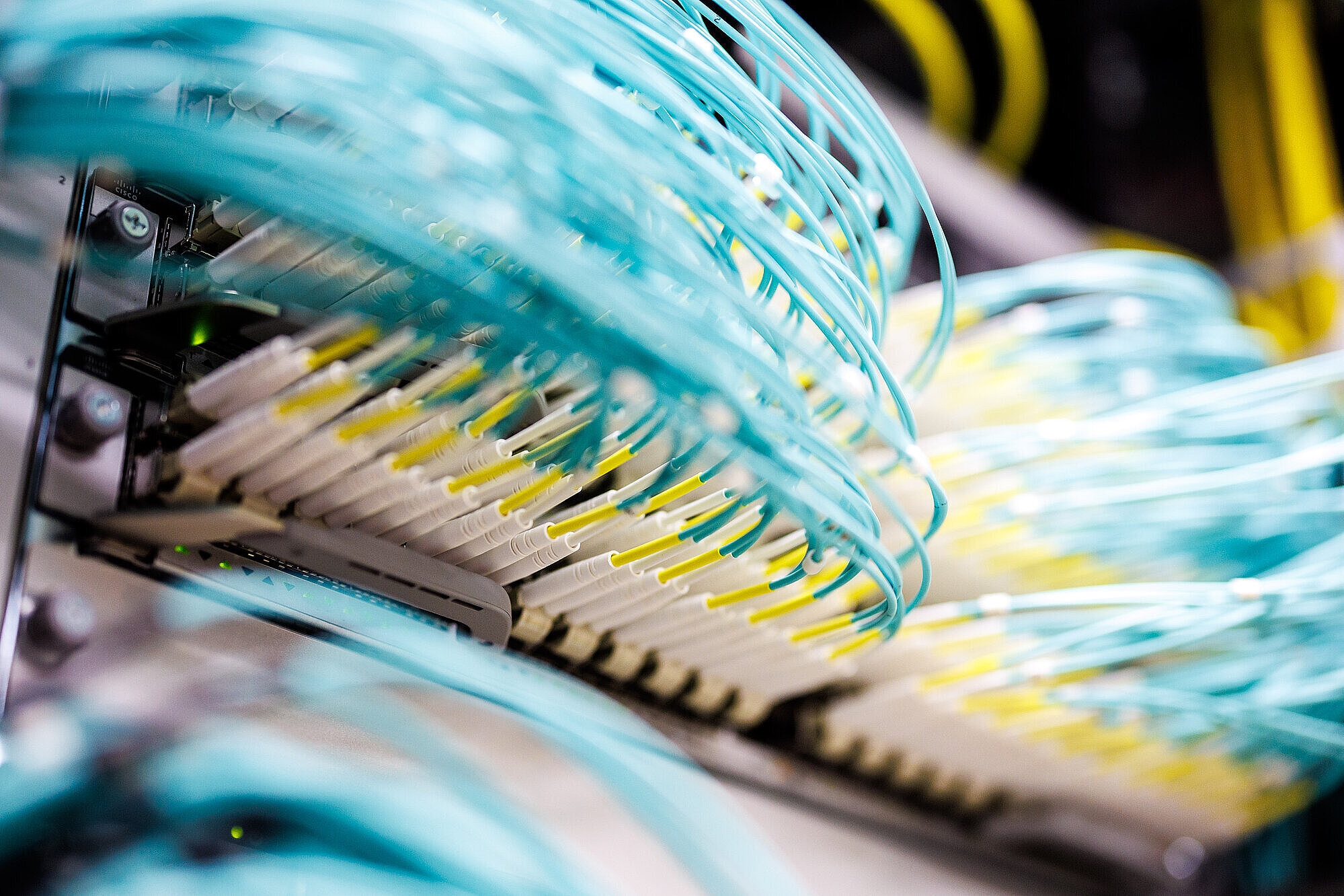 Viele Kabel und Verteiler