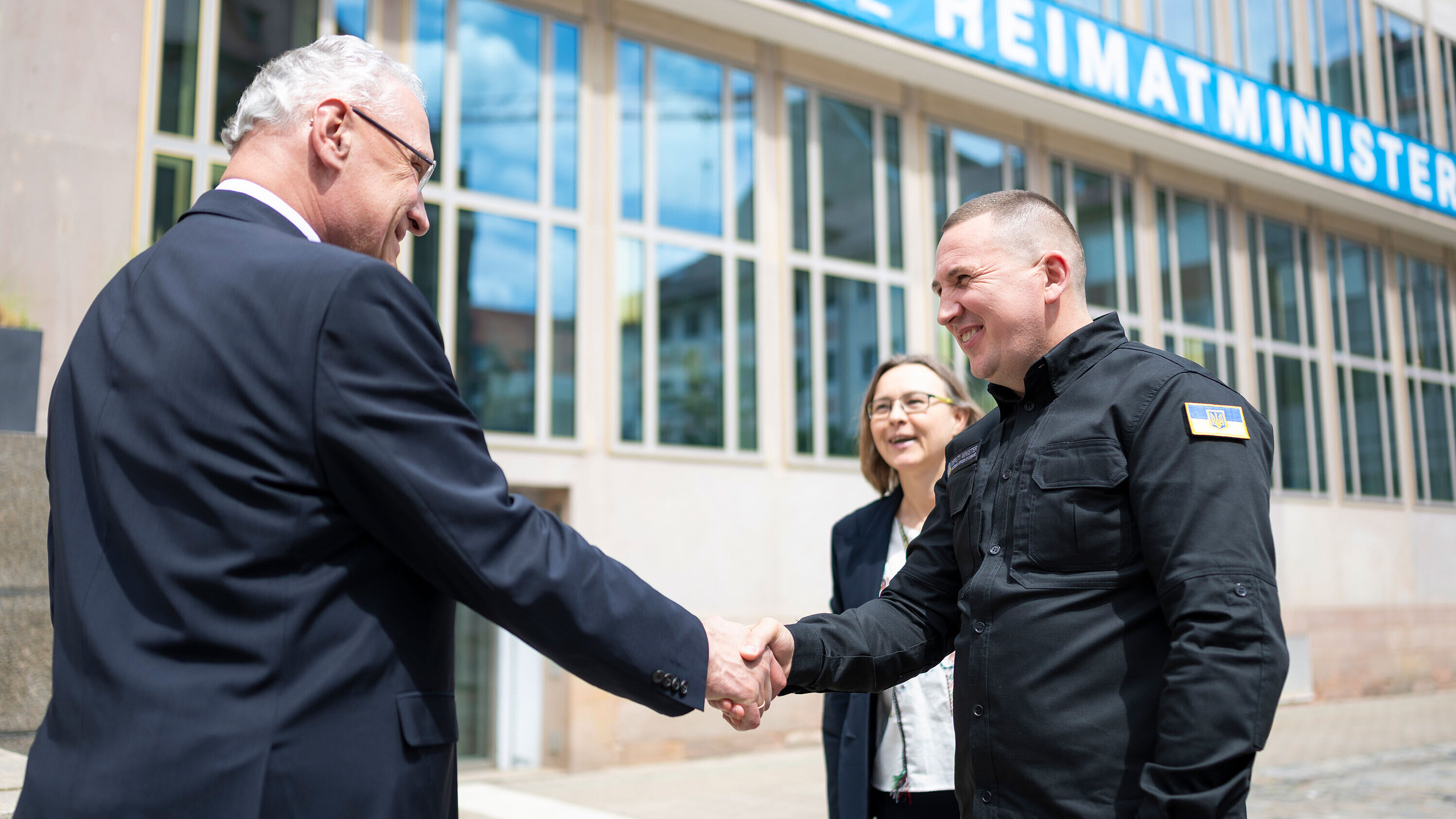 Handshake: Herrmann und Teteria