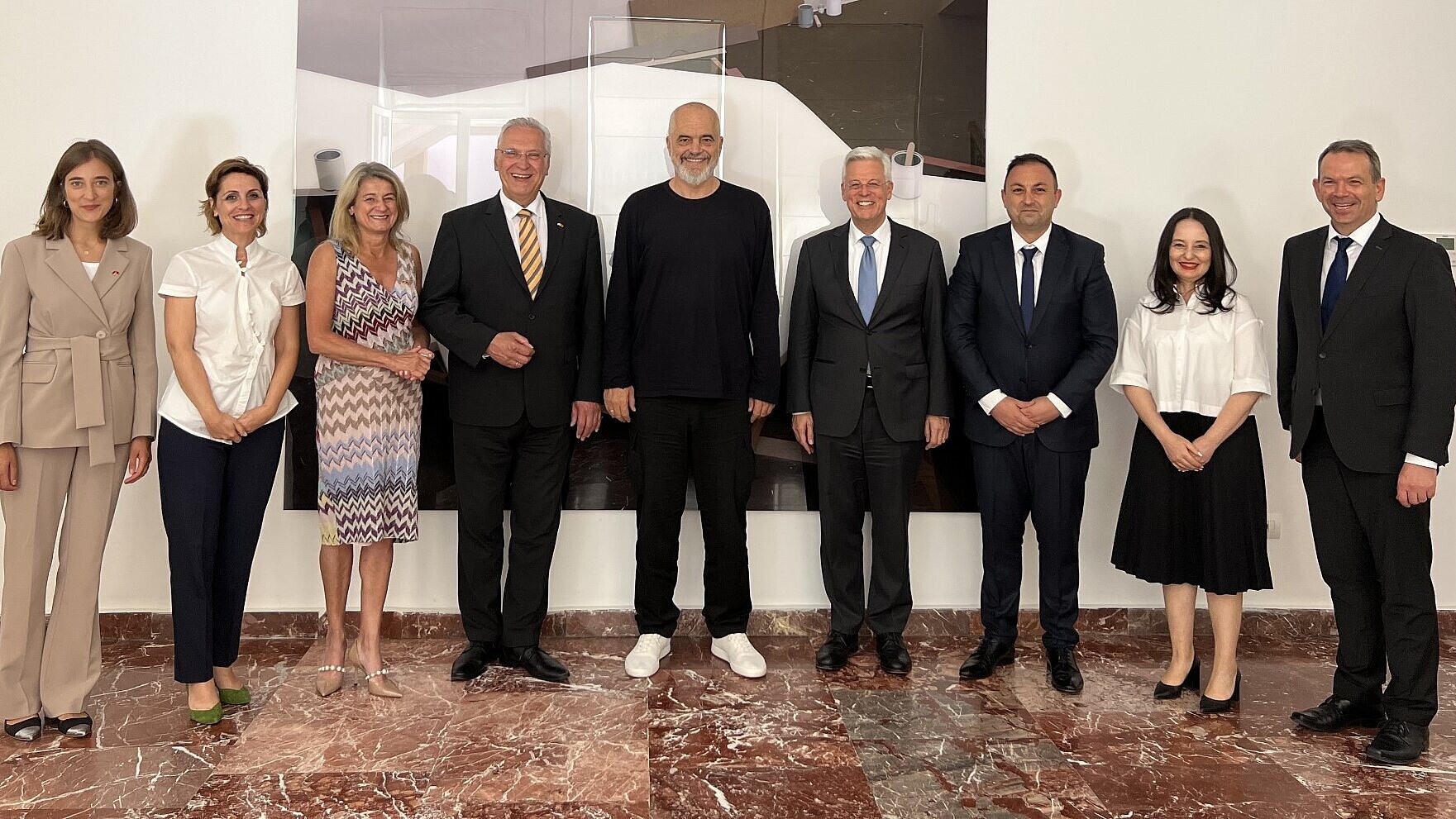 Auf dem Bild sind Innenminister Joachim Herrmann, Premierminister Edi Rama und Albaniens Innenminister Ervin Hoxha sowie die bayerische Delegation zu sehen.