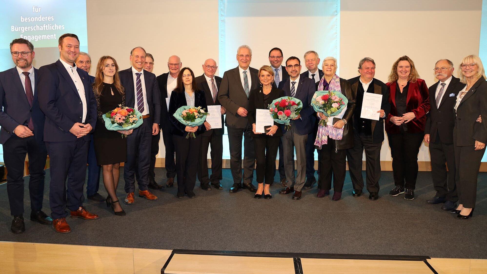 Die Preisträgerinnen und Preisträger der Alois-Glück-Medaille, in der Mitte Innenminister Joachim Herrmann mit Uschi Glas