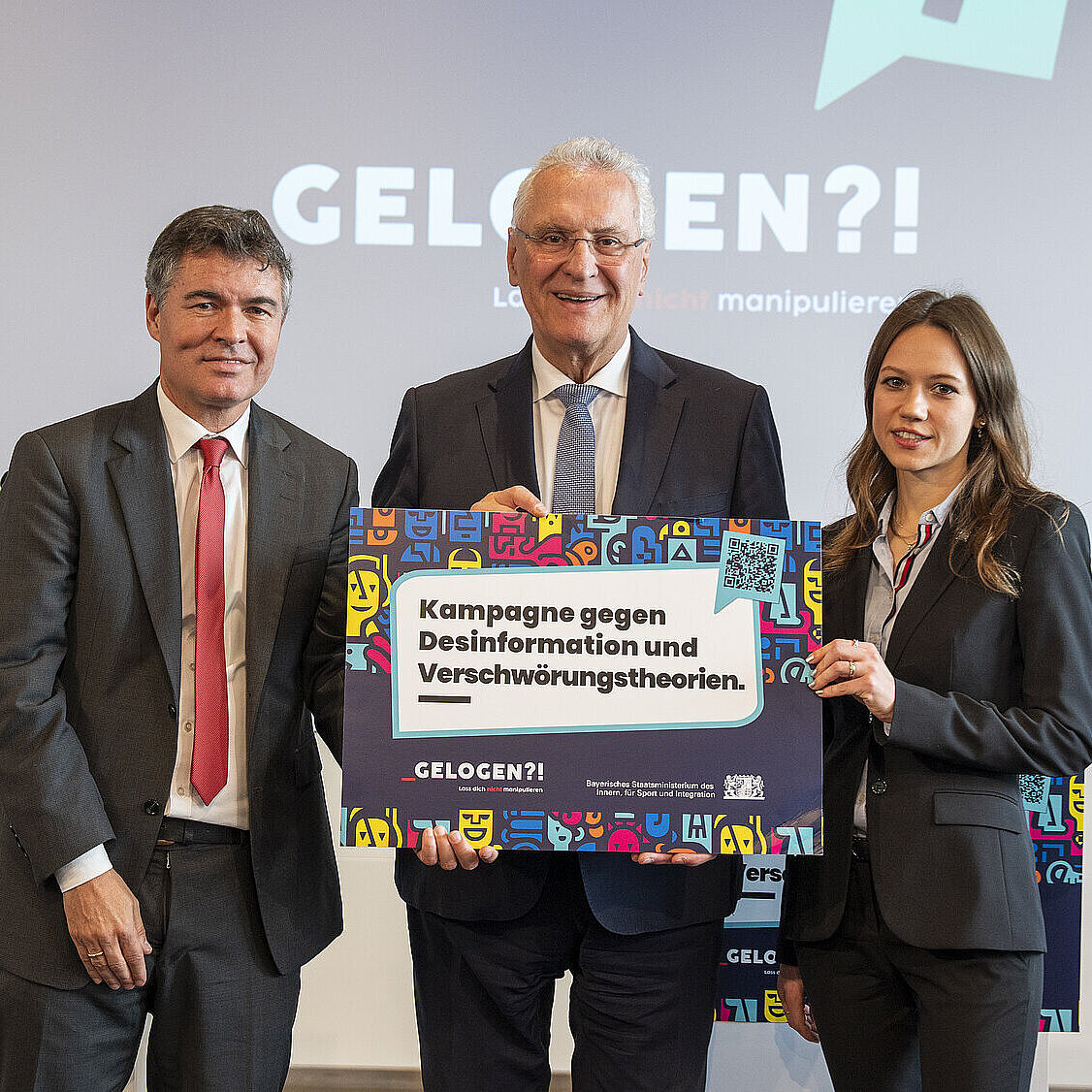 Innenminister Joachim Herrmann mit Prof. Dr. Alicia von Schenk und Manfred Hauser, Präsident des Bayerischen Landesamtes für Verfassungsschutz, und einem Plakat zur Kampagne vor Präsentation