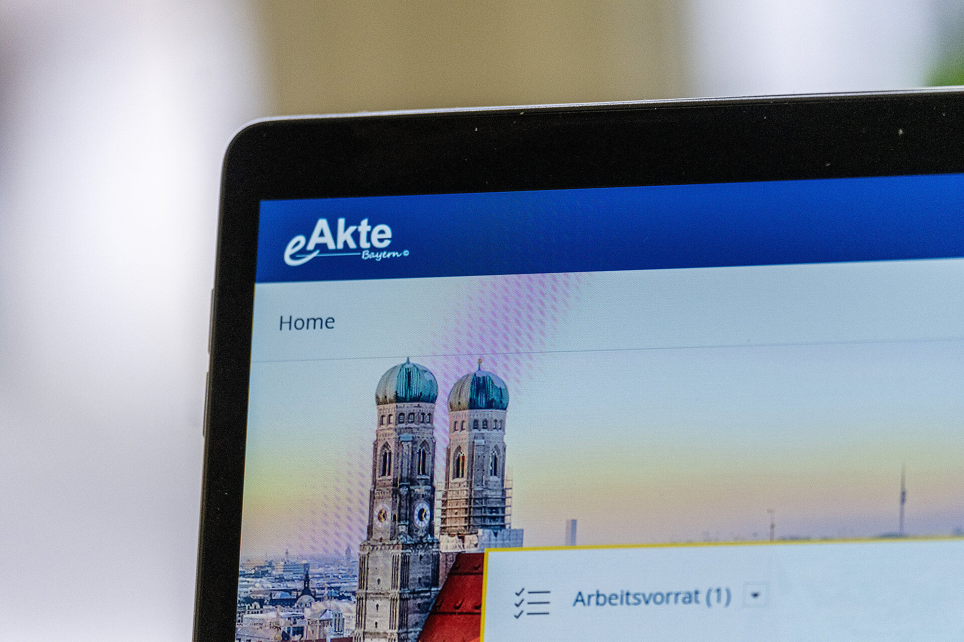 Ausschnitt eines Laptop-Bildschirms auf dem das eAkte Programm geöffnet ist