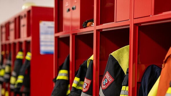Feuerwehruniformen in Garderobe