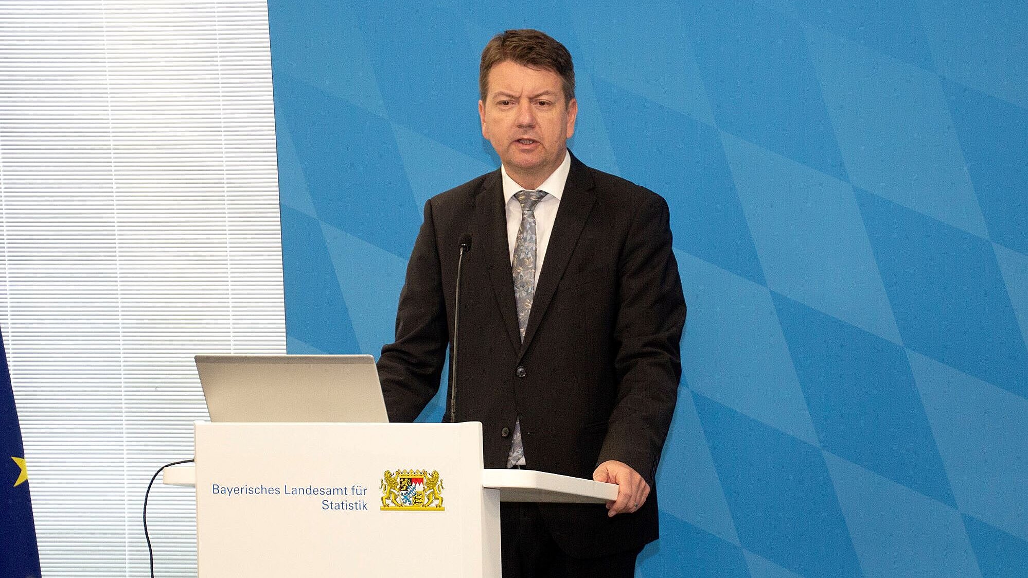 Auf dem Bild ist Innenstaatssekretär Kirchner bei seiner Rede anlässlich der Buchvorstellung „Haus der Zahlen. Die bayerische Landesstatistik zwischen Diktatur und Demokratie“ zu sehen. 