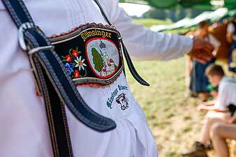 Großaufnahme von Latz einer bayerischen Trachtenhose mit Aufschrift Münsinger Ochsenrennen