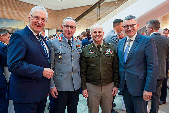 Auf dem Bild ist Innenminister Joachim Herrmann gemeinsam mit Staatsminister Dr. Florian Herrmann und hochrangigen Vertretern des Militärs zu sehen.
