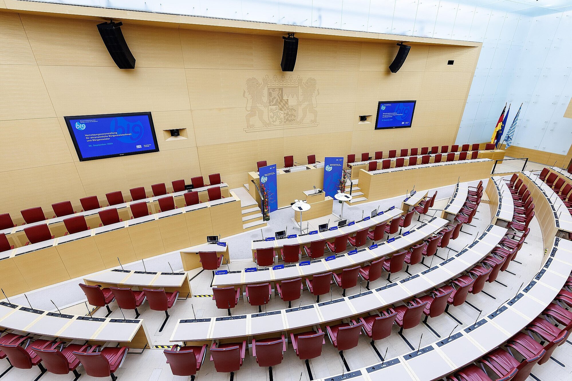 Leerer Plenarsaal im Bayerischen Landtag