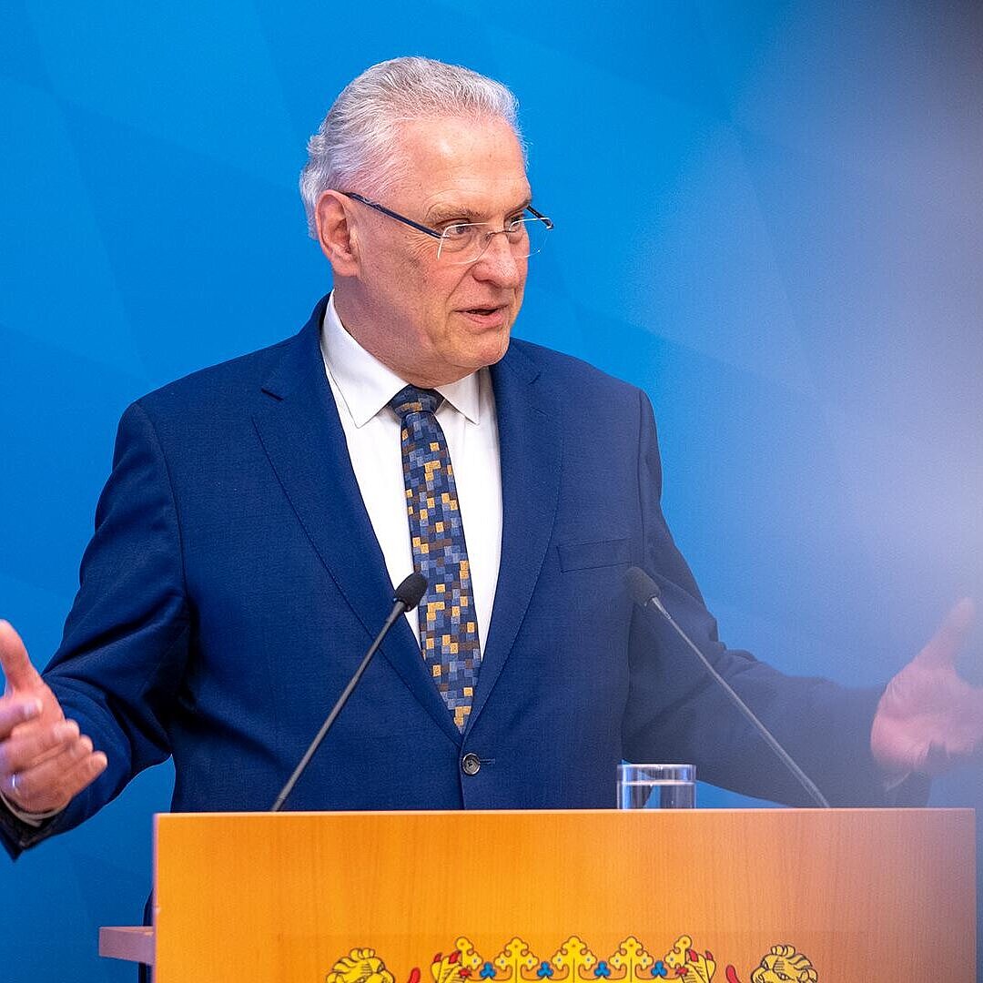 Innenminister Joachim Herrmann gestikulierend am Rednerpult