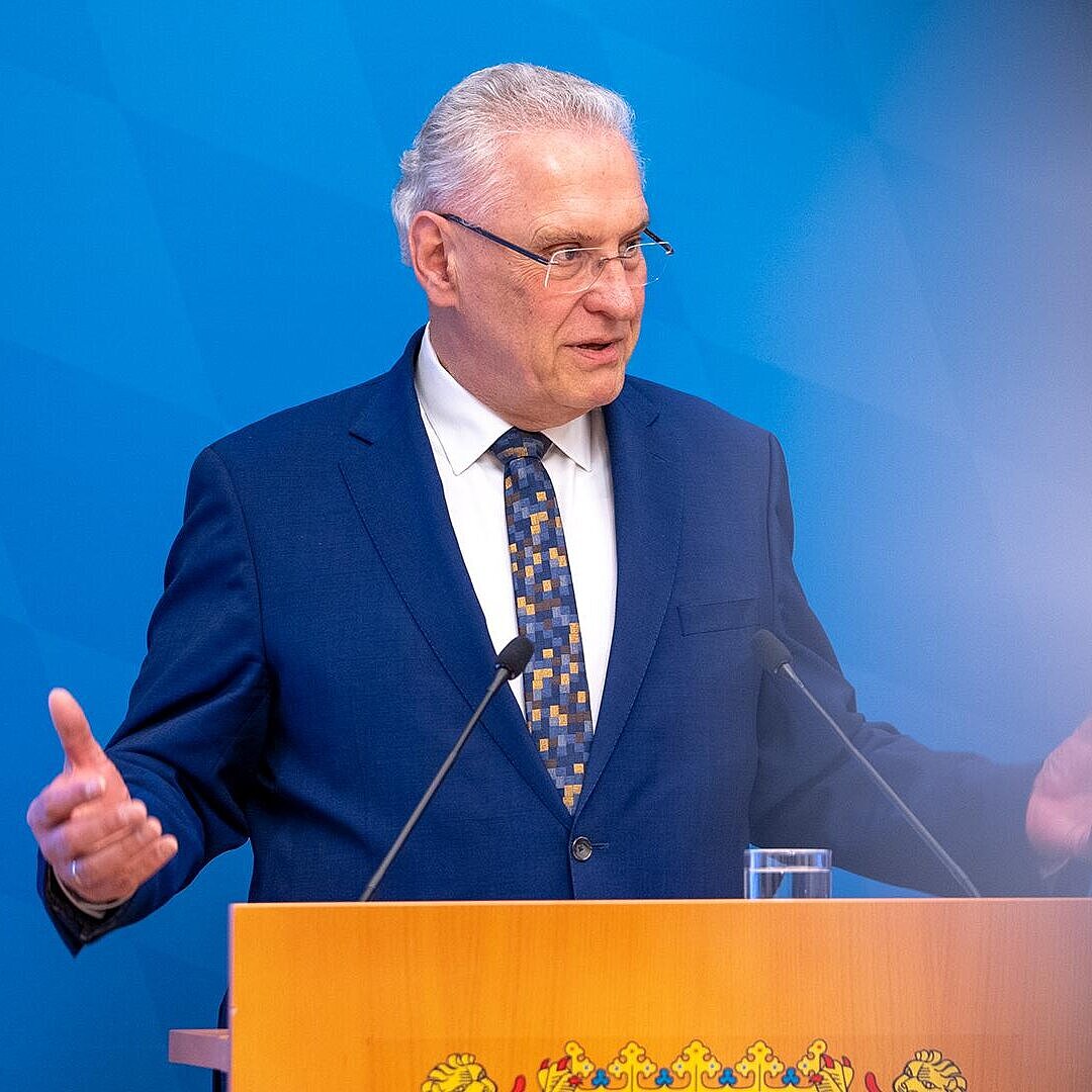 Innenminister Joachim Herrmann gestikulierend am Rednerpult