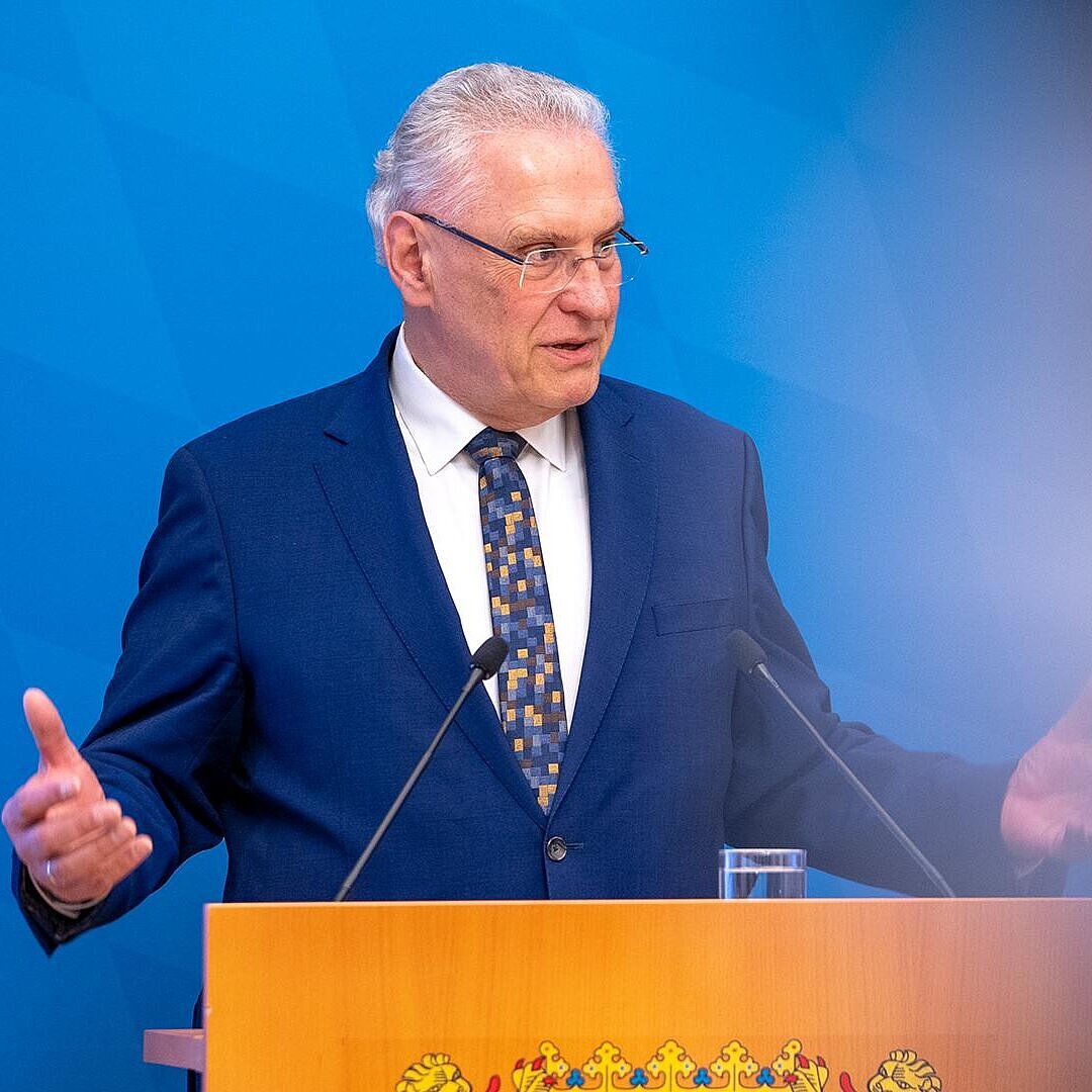 Innenminister Joachim Herrmann gestikulierend am Rednerpult