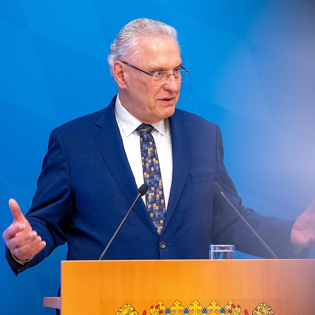 Innenminister Joachim Herrmann gestikulierend am Rednerpult