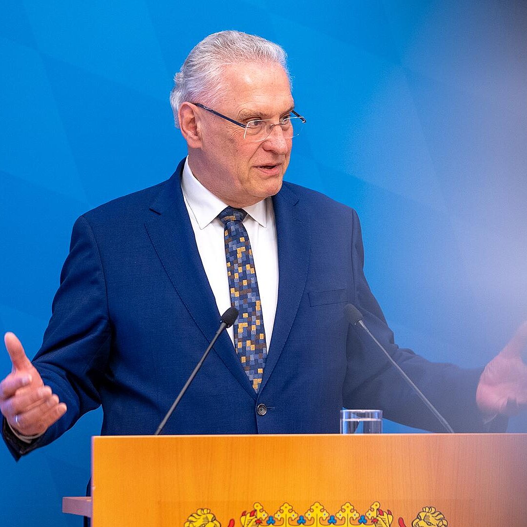 Innenminister Joachim Herrmann gestikulierend am Rednerpult