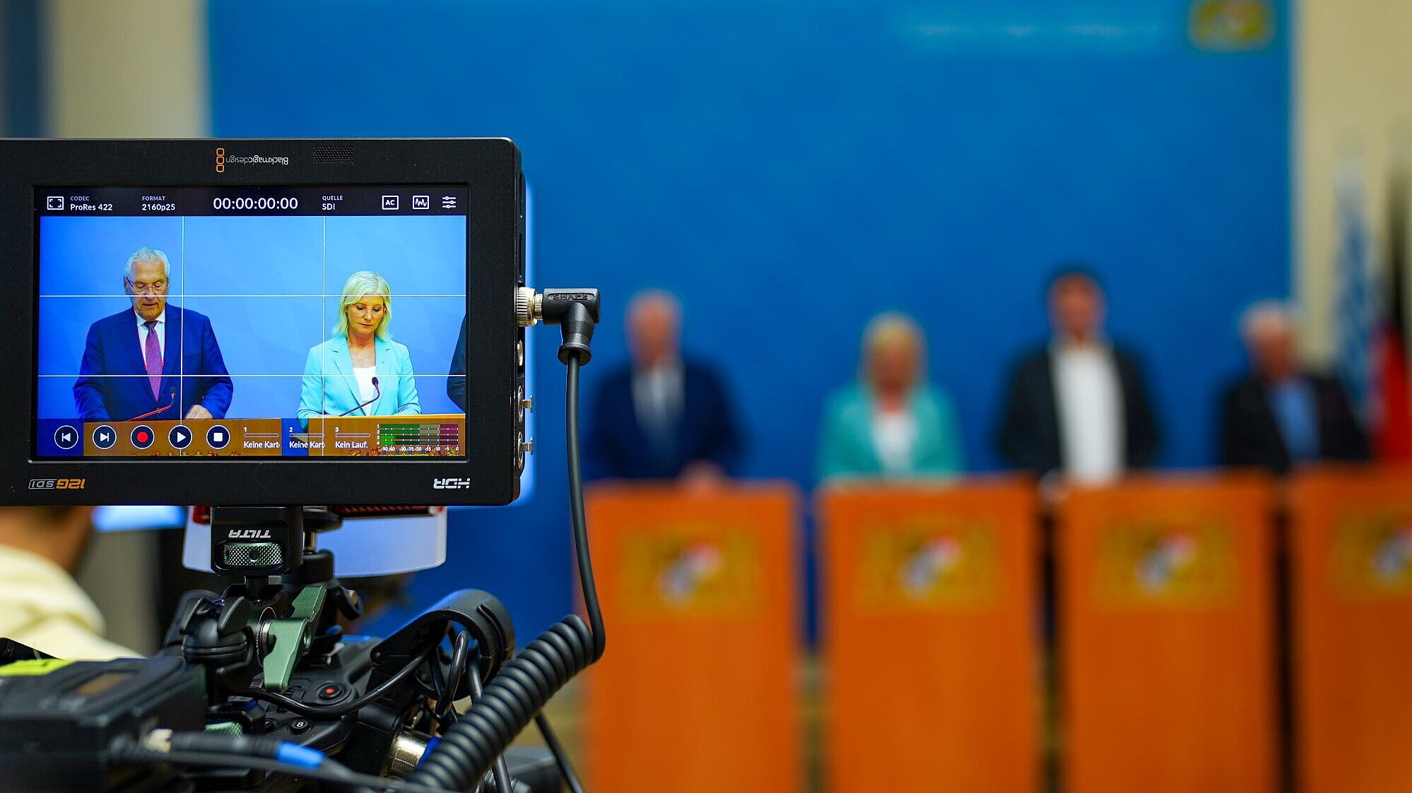 Eine Fernsehkamera filmt die Pressekonferenz zum Lagebild Hasskriminalität